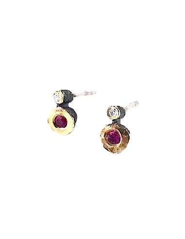 Clous d'oreilles minimalistes rubis et diamant ou a consommer sur place